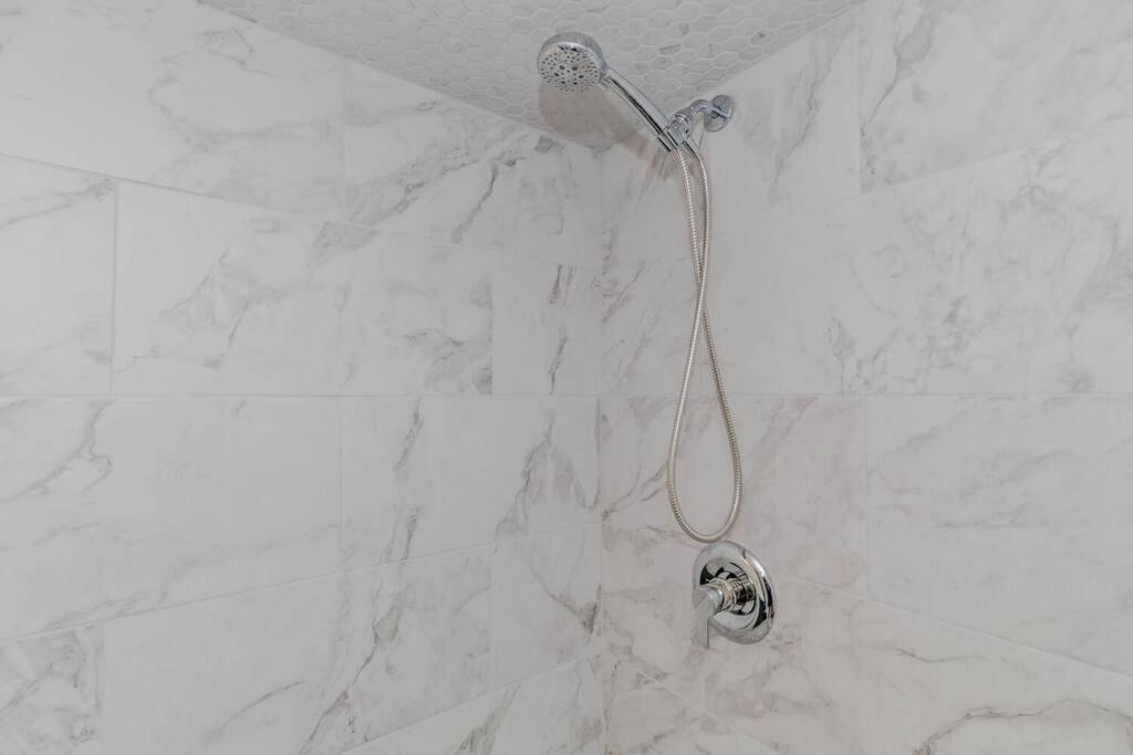 Luxury Basement Apartment In Оуквил Екстериор снимка