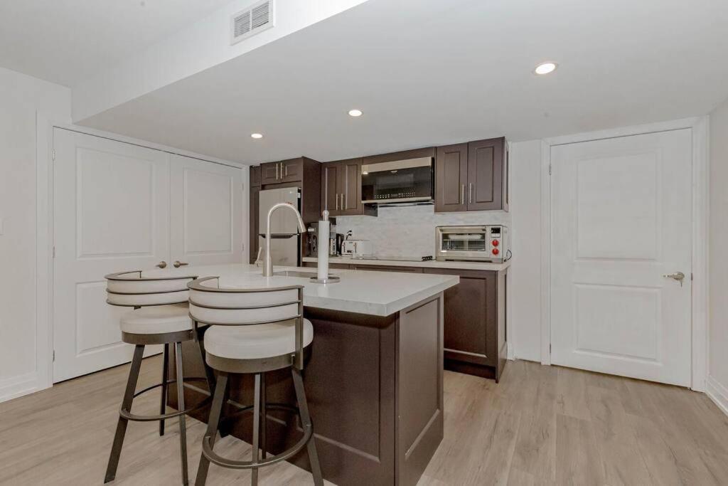 Luxury Basement Apartment In Оуквил Екстериор снимка