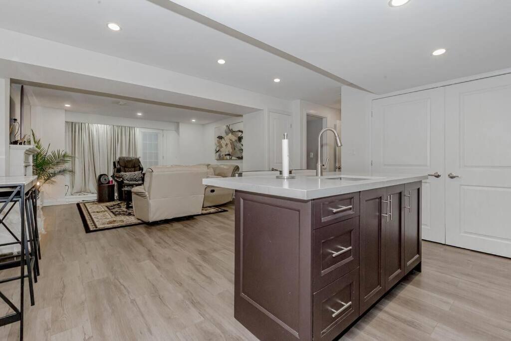 Luxury Basement Apartment In Оуквил Екстериор снимка