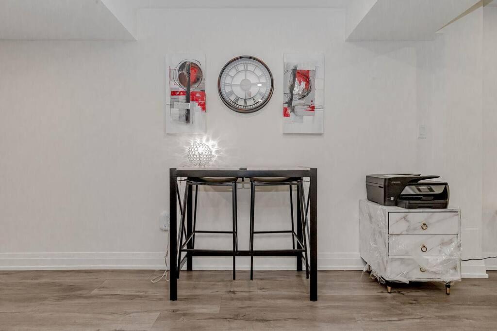 Luxury Basement Apartment In Оуквил Екстериор снимка