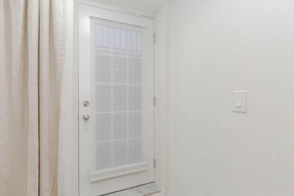 Luxury Basement Apartment In Оуквил Екстериор снимка