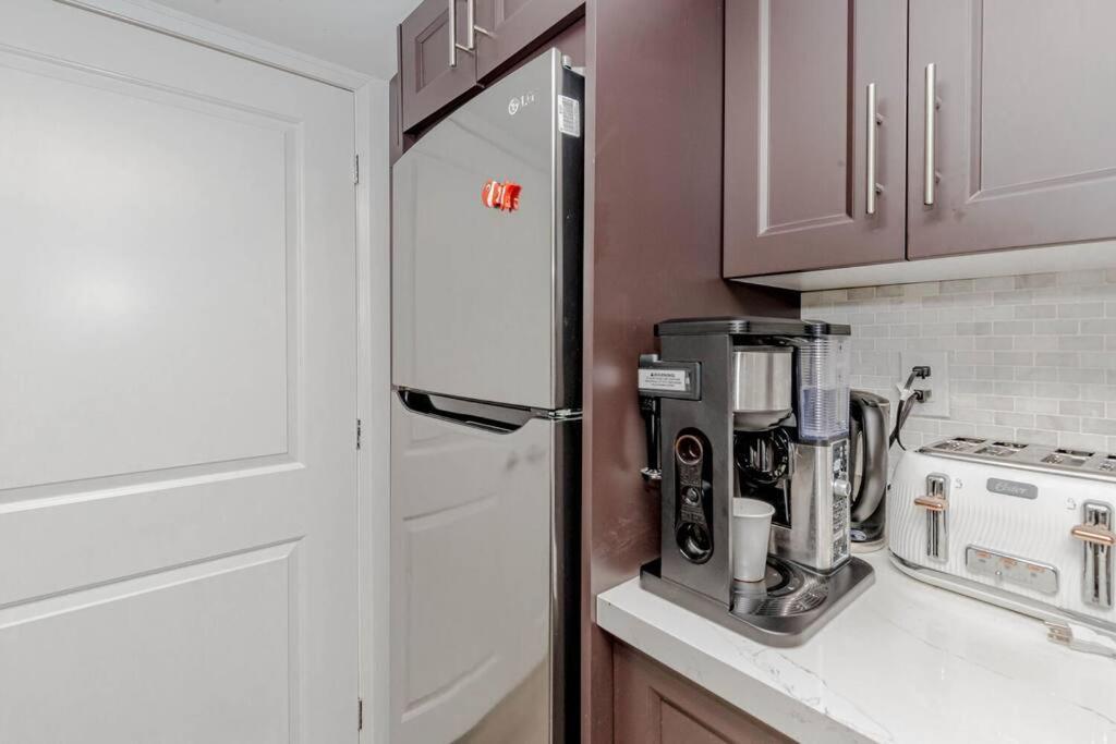 Luxury Basement Apartment In Оуквил Екстериор снимка