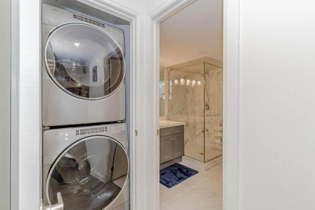 Luxury Basement Apartment In Оуквил Екстериор снимка