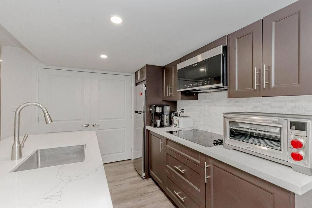 Luxury Basement Apartment In Оуквил Екстериор снимка