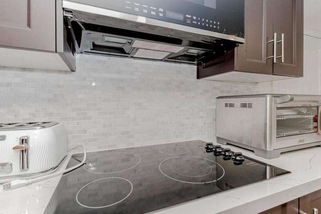Luxury Basement Apartment In Оуквил Екстериор снимка