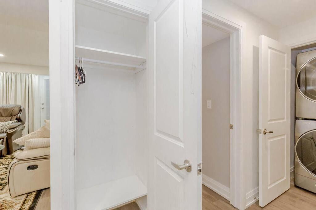 Luxury Basement Apartment In Оуквил Екстериор снимка