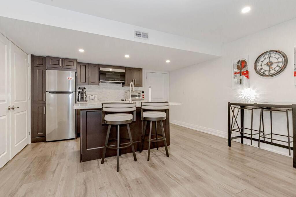Luxury Basement Apartment In Оуквил Екстериор снимка