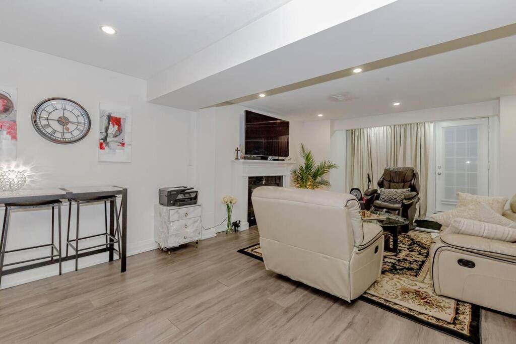 Luxury Basement Apartment In Оуквил Екстериор снимка