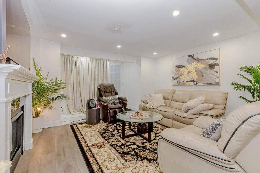 Luxury Basement Apartment In Оуквил Екстериор снимка