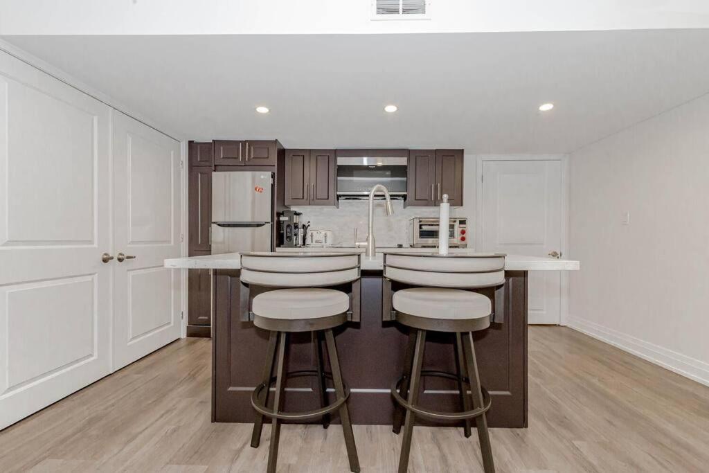 Luxury Basement Apartment In Оуквил Екстериор снимка