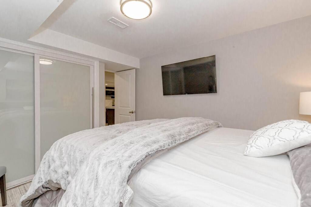 Luxury Basement Apartment In Оуквил Екстериор снимка