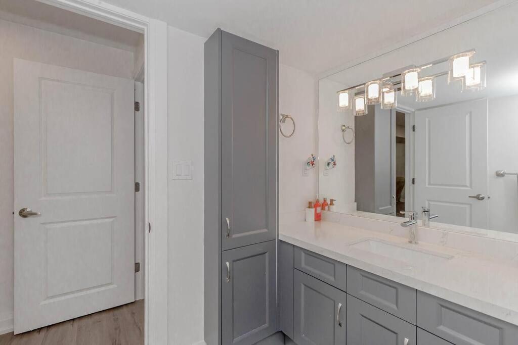 Luxury Basement Apartment In Оуквил Екстериор снимка