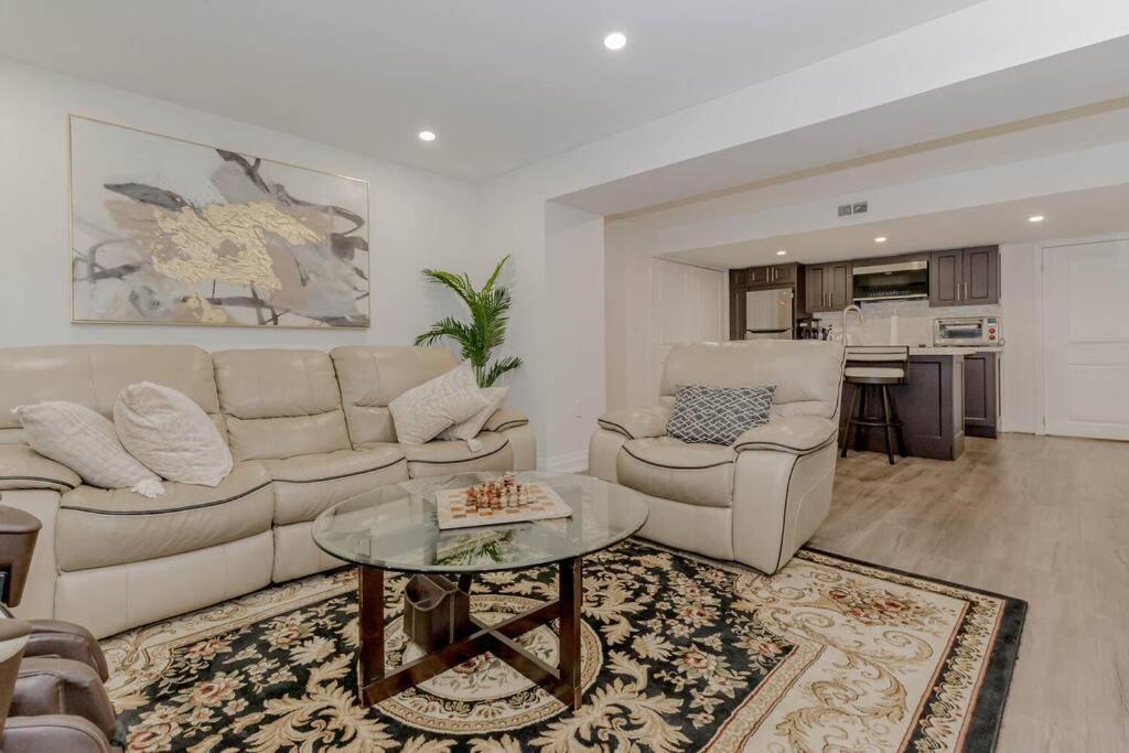 Luxury Basement Apartment In Оуквил Екстериор снимка